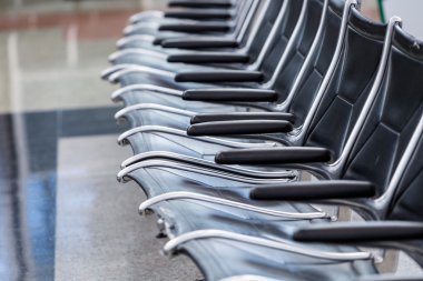 Havaalanında boş sandalyeler