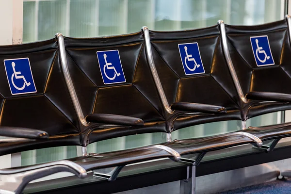 Lege stoelen op de luchthaven — Stockfoto