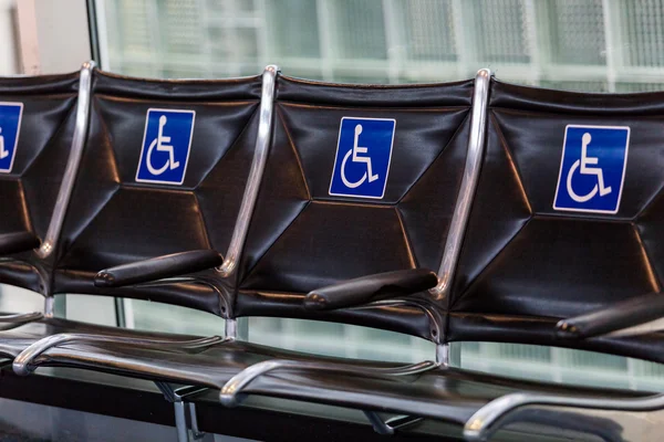 Leere Stühle am Flughafen — Stockfoto
