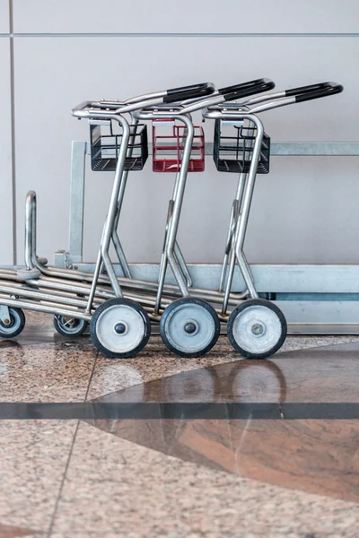 Vagn bagage på flygplatsen — Stockfoto