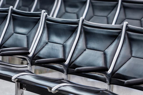 Leere Stühle am Flughafen — Stockfoto