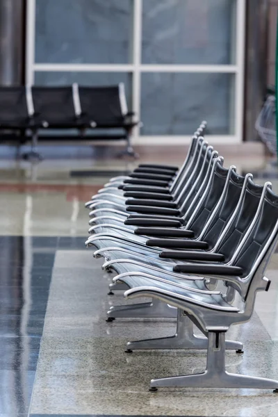 Lege stoelen op de luchthaven — Stockfoto