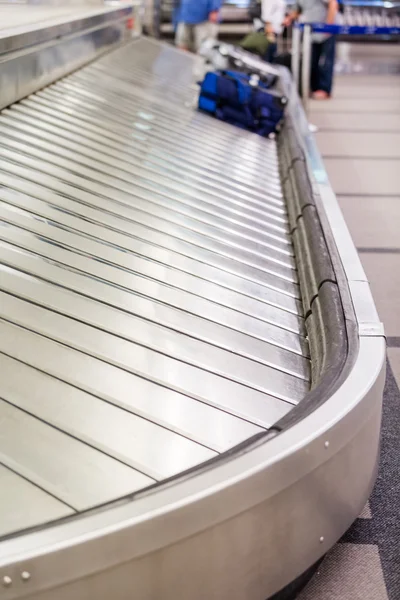 Picking up luggage after the flight — Stock Photo, Image