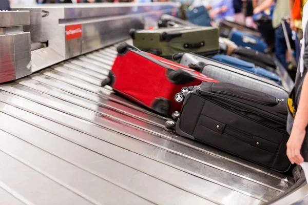 Picking up luggage after the flight — Stock Photo, Image