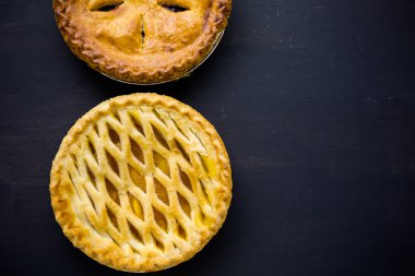 Ev yapımı şeftali ve yaban mersinli pasta