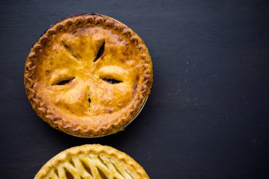 Ev yapımı şeftali ve yaban mersinli pasta
