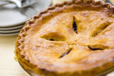 Ev yapımı pasta plaka üzerinde