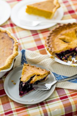 Ev yapımı pasta dilimi plaka üzerinde