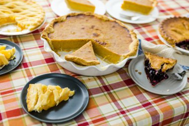 Ev yapımı börek Tabaklarda dilimlenmiş