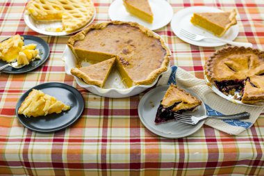 Ev yapımı börek Tabaklarda dilimlenmiş