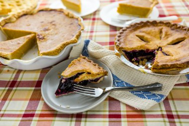 Ev yapımı börek Tabaklarda dilimlenmiş