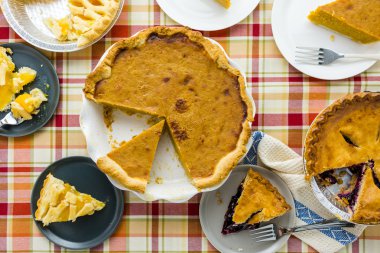 Ev yapımı börek Tabaklarda dilimlenmiş