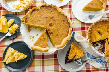 Ev yapımı börek Tabaklarda dilimlenmiş