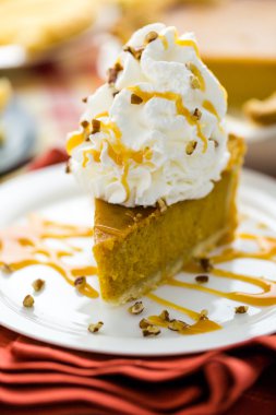 Ev yapımı pasta dilimi plaka üzerinde