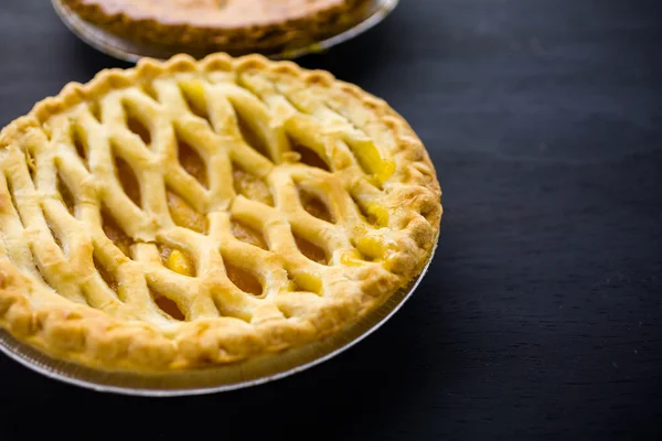 Tarte aux pêches et aux myrtilles maison — Photo