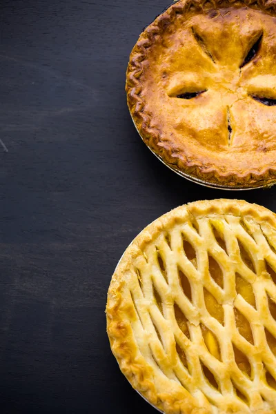 Tarte aux pêches et aux myrtilles maison — Photo