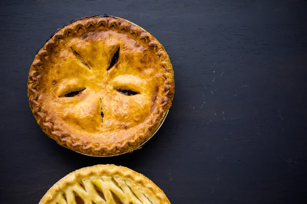 Tarte aux pêches et aux myrtilles maison — Photo