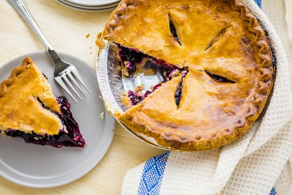 Torta caseira no prato — Fotografia de Stock