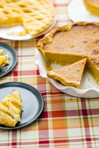 Házi pite lemezeket szeletelt — Stock Fotó