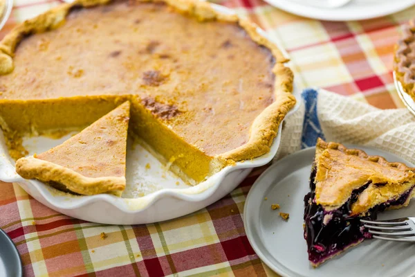 Fatia de torta caseira no prato — Fotografia de Stock