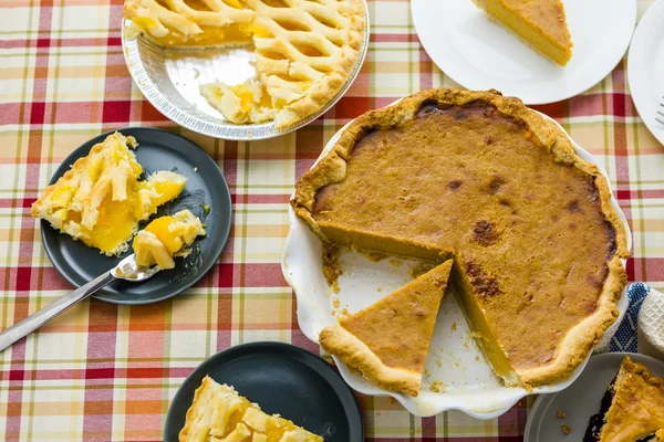 Torte fatte in casa affettate su piatti — Foto Stock