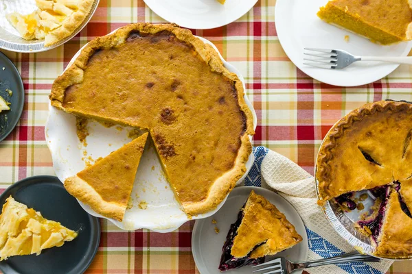 Tartes maison tranchées sur des assiettes — Photo