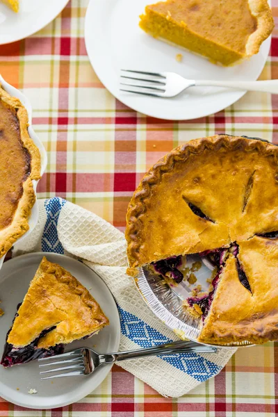 Házi pite lemezeket szeletelt — Stock Fotó