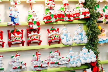 Noel süslemeleri raflar