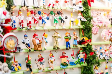 Noel süslemeleri raflar