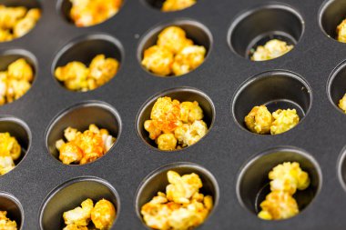 Tepsiye aromalı patlamış mısır