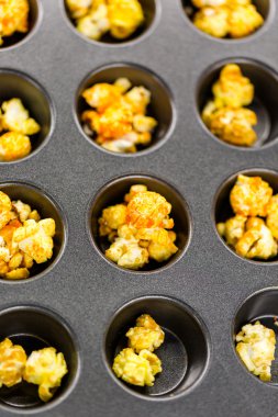 Tepsiye aromalı patlamış mısır