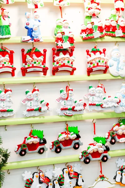 Vánoční ozdoby na policích — Stock fotografie