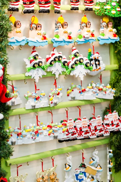 棚の上のクリスマスの装飾 — ストック写真