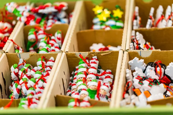 Decorações de Natal em caixas — Fotografia de Stock