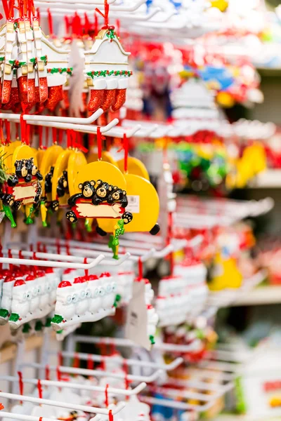 Decorações de Natal nas prateleiras — Fotografia de Stock