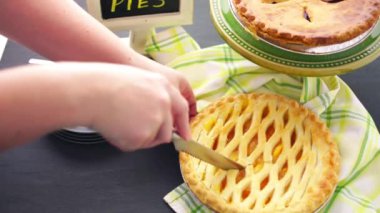 Ev yapımı elma pasta Dilimleme