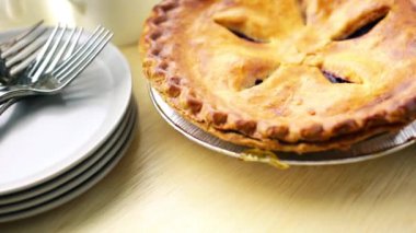 Ev yapımı pasta dilimi plaka üzerinde