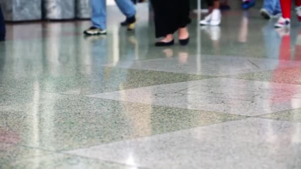 Persone a piedi in aeroporto — Video Stock