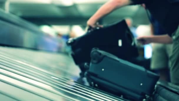 Afhalen van bagage na de vlucht — Stockvideo