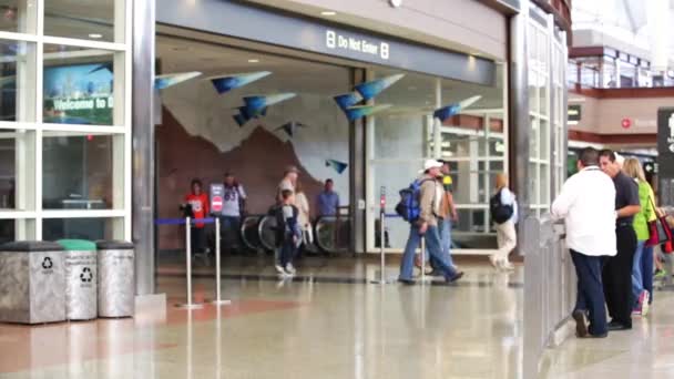 Mensen op Denver International Airport — Stockvideo