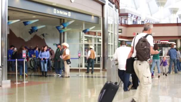 Personnes à l'aéroport international de Denver — Video