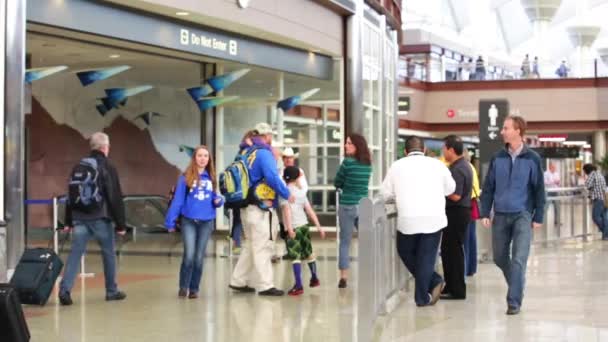 Personas en el Aeropuerto Internacional de Denver — Vídeo de stock