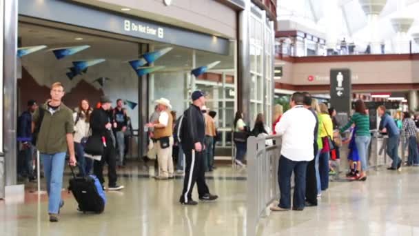Personas en el Aeropuerto Internacional de Denver — Vídeo de stock