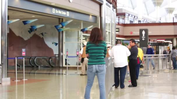 Personnes à l'aéroport international de Denver — Video