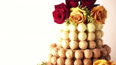 Şaşırtıcı bir şekilde dekore edilmiş düğün pastası