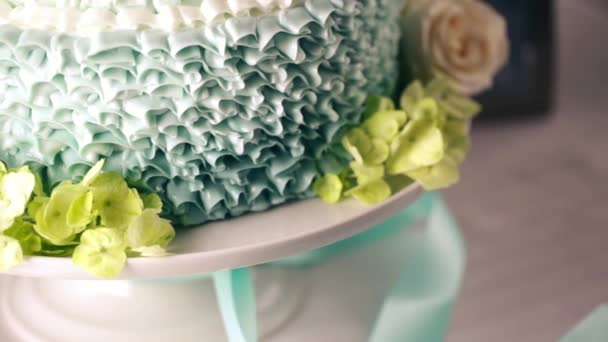 Vackert inredda bröllopstårta — Stockvideo