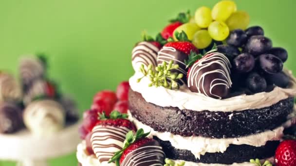 Smakelijke gedifferentieerd cake met vruchten — Stockvideo