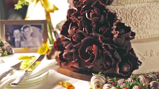 Гурманський ярусний весільний торт — стокове відео
