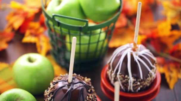 Manzanas cubiertas de chocolate y caramelo — Vídeos de Stock