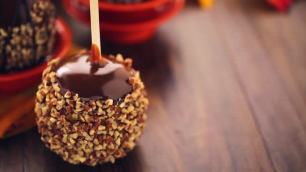 Manzanas cubiertas de chocolate y caramelo — Vídeo de stock